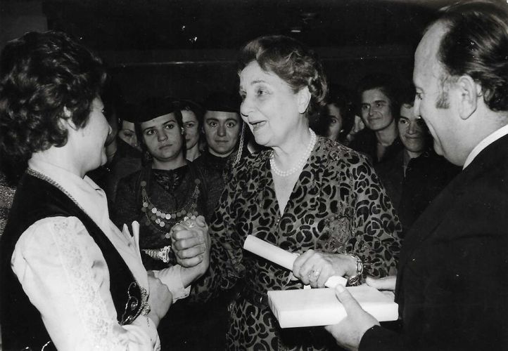 ΜΕ ΤΗΝ ΙΩΑΝΝΑ ΤΣΑΤΣΟΥ, συζ. προέδρου της Ελληνικής Δημοκρατίας