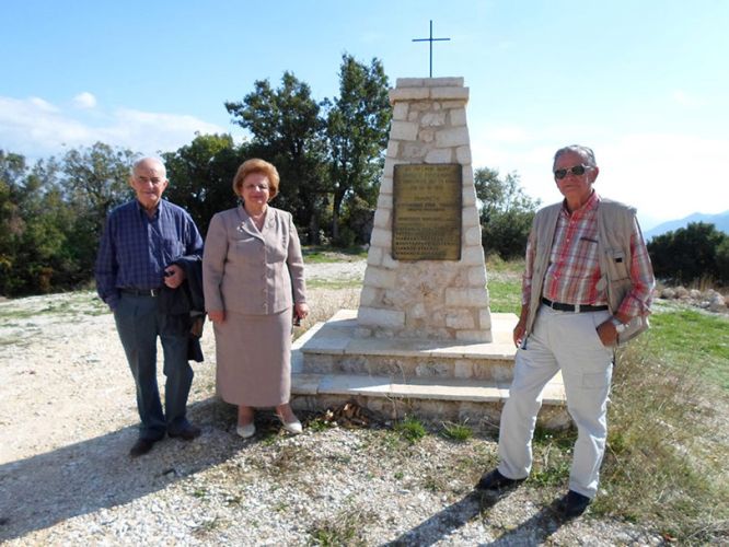 Το ζεύγος Μάντζιου με τον Σαράντο Καργάκο στην Πίνδο μπροστά στο μνημείο της Πρώτης Νίκης